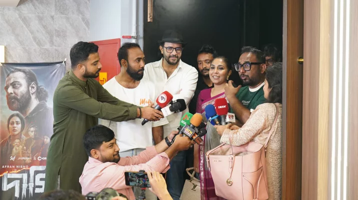দাগি দেখে নিজেদের প্রতিক্রিয়া জানাচ্ছেন বরবাদ'র নির্মাতা-প্রযোজক এবং রায়হান রাফী। ছবি: চরকি দাগি দেখে নিজেদের প্রতিক্রিয়া জানাচ্ছেন বরবাদ'র নির্মাতা-প্রযোজক এবং রায়হান রাফী