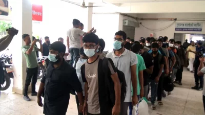 আদালত চত্বরে গ্রেপ্তার বুয়েট শিক্ষার্থীরা। ছবি: ইনডিপেনডেন্ট