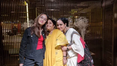 ত্রপা মজুমদারের সঙ্গে মা ও কন্যা। ছবি: সংগৃহীত