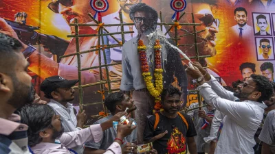 রজনীকান্তের ছবি এবং পোস্টারে ফুল ও দুধ দিয়ে শুভ কামনা জানান ভক্তরা। ছবি: এপির সৌজন্যে