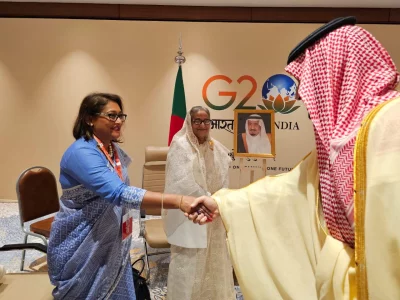 প্রধানমন্ত্রী শেখ হাসিনার কন্যা সায়মা ওয়াজেদ পুতুলের সঙ্গে করমর্দন করেন সৌদি যুবরাজ মোহাম্মদ বিন সালমান। ছবি: পিআইডি