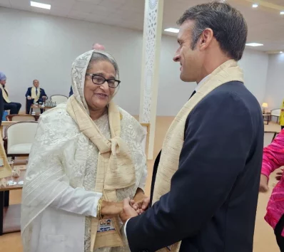 ফরাসি প্রেসিডেন্ট ইমানুয়েল মাখোঁর সঙ্গে প্রধানমন্ত্রী শেখ হাসিনা। ছবি: পিআইডি