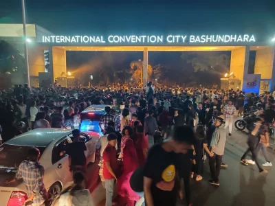 টিকিট কেটেও ভেন্যুতে প্রবেশ করতে পারেননি অনেকে। ছবি: সংগৃহীত