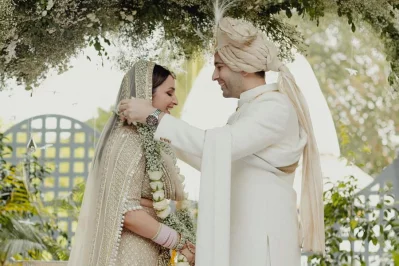 বিয়ের মঞ্চে রাঘবের সঙ্গে পরীণীতি। ছবি: ইনস্টগ্রাম থেকে নেওয়া