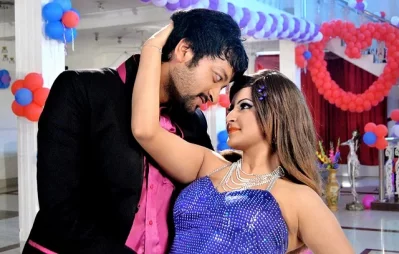 সিনেমার দৃশ্যে সাইমন সাদিক ও পরী মণি। ছবি: সংগৃহীত