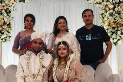 আসিফ ও দিনাত জাহান মুন্নীর সঙ্গে একফ্রেমে ডলি সায়ন্তনী, কথা ও সাজিদ। ছবি: ফেসবুক থেকে নেওয়া