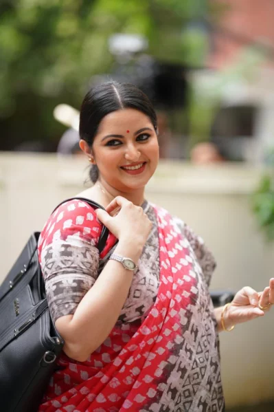 নতুন ছবির জন্য ক্যামেরার সামনে পরী। ছবি: জি-সিরিজ