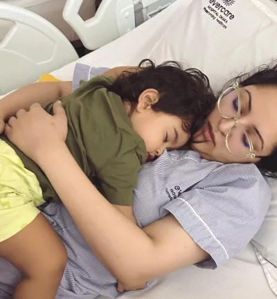 ছেলে রাজ্যকে নিয়ে হাসাপাতালে পরী মণি। ছবি: ফেসবুক থেকে নেওয়া