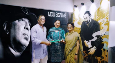 এশিয়াটিক ইএক্সপি’র সঙ্গে চুক্তি স্বাক্ষর অনুষ্ঠানে আইয়ুব বাচ্চু স্ত্রী চন্দনা (মাঝে), ছবি: সংগৃহীত