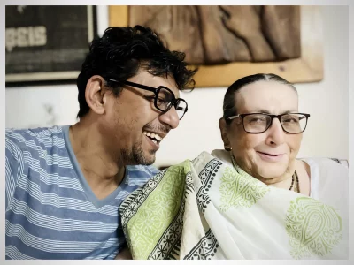 মা নমিতা চৌধুরীর সঙ্গে চঞ্চল চৌধুরী। ছবি: চঞ্চল/ফেসবুক