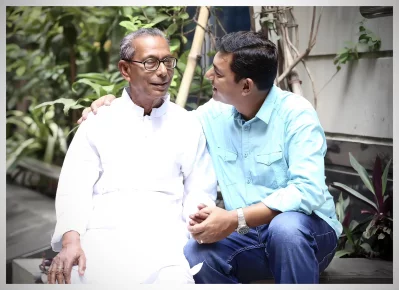 বাবা রাজা গোবিন্দ চৌধুরীর সঙ্গে চঞ্চল চৌধুরী। ছবি: ফেসবুক থেকে নেওয়া
