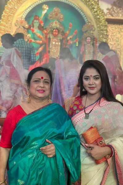 মায়ের সঙ্গে ঊর্মিলা শ্রাবন্তীকর। ছবি: ফেসবুক থেকে নেওয়া