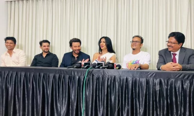 সংবাদ সম্মেলনে সিনেমাটির কলাকুশলীরা। ছবি: ফেসবুক/অনন্য মামুন