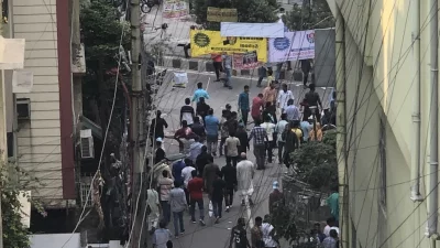 শনিবার বিএনপি নেতা–কর্মীরা সংঘর্ষে জড়িয়ে পড়ে। ছবি: ইনডিপেনডেন্ট