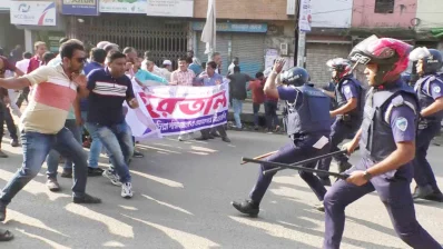 রোববার কুমিল্লায় বিএনপি নেতা–কর্মীদের সঙ্গে পুলিশের সংঘর্ষ হয়। ছবি: ইনডিপেনডেন্ট