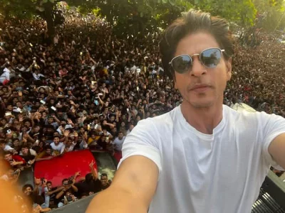 ভক্তদের সঙ্গে কিং খান। ছবি: ফেসবুক থেকে নেওয়া