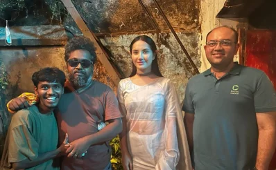 অভিনয়শিল্পীদের সঙ্গে পরিচালক আবিদ মল্লিক ও প্রযোজক আসাদুজ্জামান সকাল। ছবি: নির্মাতার সৌজন্যে