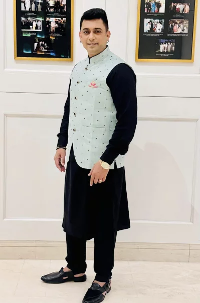ইদানীং ব্ল্যাক ড্রেসে নজর কেড়েছেন জায়েদ খান। ছবি: ফেসবুক থেকে নেওয়া