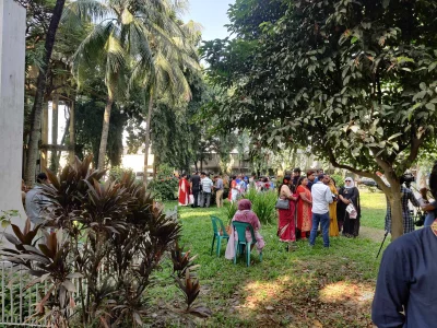 চলছে আড্ডা ও ছবি তোলার আয়োজন। ছবি: ইনডিপেনডেন্ট ডিজিটাল