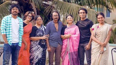 (বাঁ থেকে) জুনায়েদ বোগদাদী, রিয়া, ডলি জহুর, সালাহউদ্দিন লাভলু, শিল্পী সরকার অপু, রোশান ও রোশনী। ছবি: সংগৃহীত