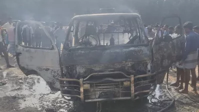 টেকনাফের পুড়িয়ে দেওয়া হয় একটি অ্যাম্বুলেন্স। ফাইল ছবি