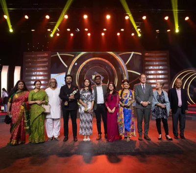 মঞ্চে দীপ্ত অ্যাওয়ার্ড-২০২৩ বিজয়ীরা। ছবি: দীপ্ত টিভির সৌজন্যে