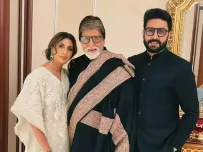 মেয়ে শ্বেতা ও ছেলে অভিষেকের সঙ্গে অমিতাভ বচ্চন। ছবি: সংগৃহীত