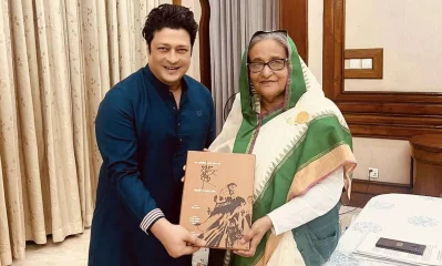 সম্প্রতি গণভবনে প্রধানমন্ত্রীর সঙ্গে দেখা করে তাঁর হাতে ‘হঠাৎ বৃষ্টি ও অন্যান্য প্রসঙ্গ’ বই তুলে দেন ফেরদৌস। ছবি: ফেসবুক থেকে নেওয়া