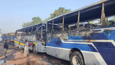 আগুনে তিনটি বাসের ভেতর ও বাইরের অংশ পুড়ে যায়। ছবি: ইনডিপেনডেন্ট