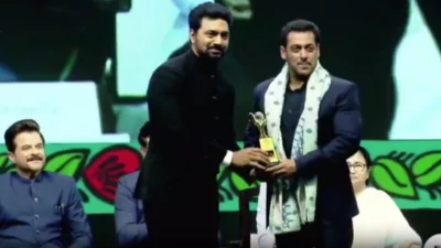 সালমানকে স্মারক তুলে দিচ্ছেন নায়ক ও সাংসদ দেব। ছবি: সংগৃহীত