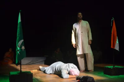 নাটকটির অন্য একটি দৃশ্য। ছবি: নাট্যদল সময়ের সৌজন্যে