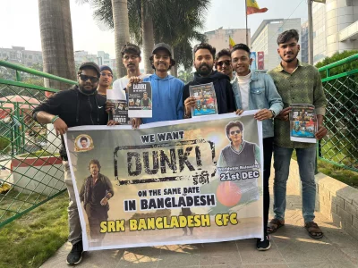 ব্যানার হাতে বসুন্ধরা সিটির সামনে শাহরুখ খানের বাংলাদেশি ভক্তরা। ছবি: ফেসবুক থেকে নেওয়া