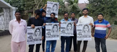অন্য এলাকার ভোটারদের হাতে মাহির পোস্টার। ছবি: মাহমুদ/ফেসবুক