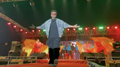 হিপহপ লুকে হাজির হয়েছিলেন শাকিব। ছবি: ফেসবুক থেকে নেওয়া
