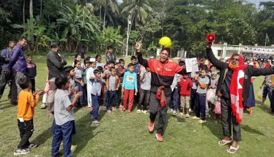 মাশরাফির প্রচার ফুটবল মাথায় নিয়ে কসরত দেখাচ্ছেন গিনেস বুকে নাম লেখানো ফুটবল মানব মাসুদ রানা। ছবি: ইনডিপেনডেন্ট