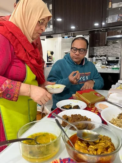 নিজ হাতে রান্না করে মিশাকে খাওয়াদাওয়া করিয়েছেন শাবানা। ছবি: সংগৃহীত