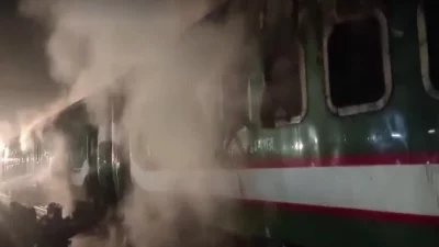গোপীবাগে বেনাপোল এক্সপ্রেস ট্রেনে আগুন দেয় দুর্বৃত্তরা। ছবি: ইনডিপেনডেন্ট