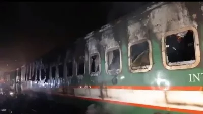 আগুনের ঘটনার পর উদ্ধারকাজ করে ফায়ার সার্ভিস। ছবি: ইনডিপেনডেন্ট