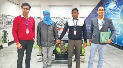 মুখ ঢাকা যুবকটিই অভিযুক্ত নবীন। ছবি: সংগৃহীত