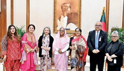 প্রধানমন্ত্রীর সঙ্গে প্রতিনিধি দলের সদস্যরা। ছবি: বাসস