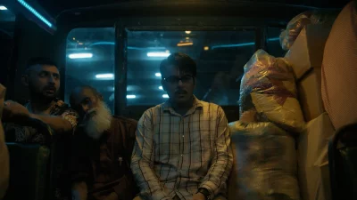 বাসের যাত্রী তাঁরা। ছবি: চরকি