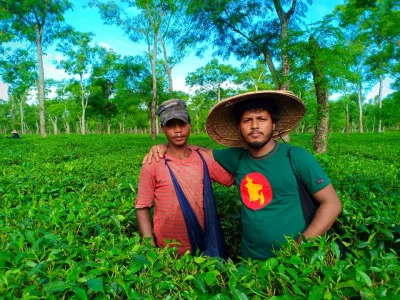 যেখানেই গিয়েছেন তাঁদেরই বন্ধু বানিয়ে নিয়েছেন তিনি। ছবি: আয়াতুল্লাহর ফেসবুক থেকে সংগৃহীত