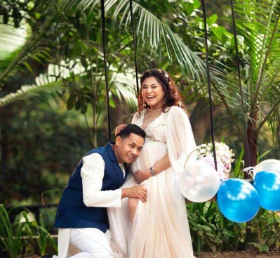 স্বামীর সঙ্গে বেবি বাম্পে লিজা। ছবি: ফেসবুক থেকে নেওয়া