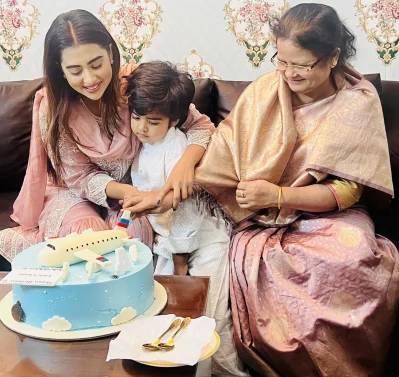 দাদি ও মায়ের সঙ্গে শেহজাদ। ছবি: বুবলীর সৌজন্যে