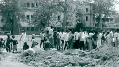 ১৯৭১ সালের ২৫ মার্চ রাতে নিহত শহীদদের দেহবাশেষ ১৯৭২ সালের ১১ মে জগন্নাথ হলের গণকবর থেকে উদ্ধার করা হচ্ছে। ছবি: গেরিলা ১৯৭১