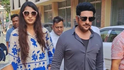 স্ত্রী চিত্রনায়িকা বর্ষাকে নিয়ে ভোট দিতে এসেছিলেন অনন্ত। ছবি: সংগৃহীত