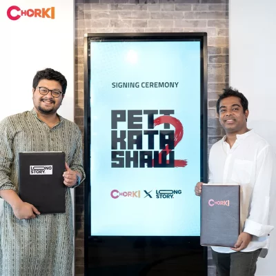 চুক্তিস্বাক্ষর মুহূর্তে চরকি প্রধান রেদওয়ান রনি ও নুহাশ হুমায়ূন। ছবি: ফেসবুক থেকে নেওয়া