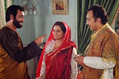 ঘরে বাইরে সিনেমার একটি দৃশ্য। ছবি: সংগৃহীত