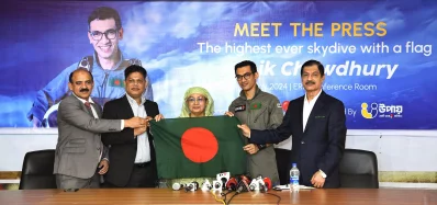 সংবাদ সম্মেলনে আশিক চৌধুরীর হাতে দেশের পতাকা তুলে দেওয়া হয়। ছবি: ইনডিপেনডেন্ট