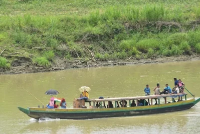 নিজ নিজ দেশের পতাকা লাগিয়ে এভাবেই চলাচল করে নৌকাগুলো। ছবি: সমির মল্লিক